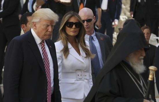 Oto odpowiedź! Dlaczego Melania Trump nie chciała złapać męża za rękę