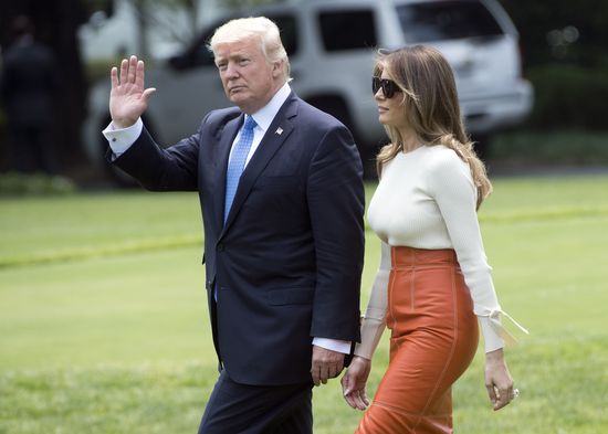 Oto odpowiedź! Dlaczego Melania Trump nie chciała złapać męża za rękę