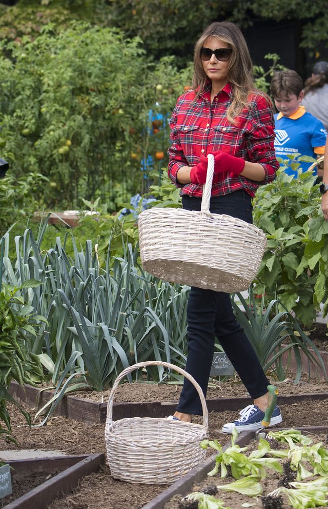 Melania Trump pracuje w ogrodzie, a wszyscy patrzą na jej... BUTY (ZDJĘCIA)