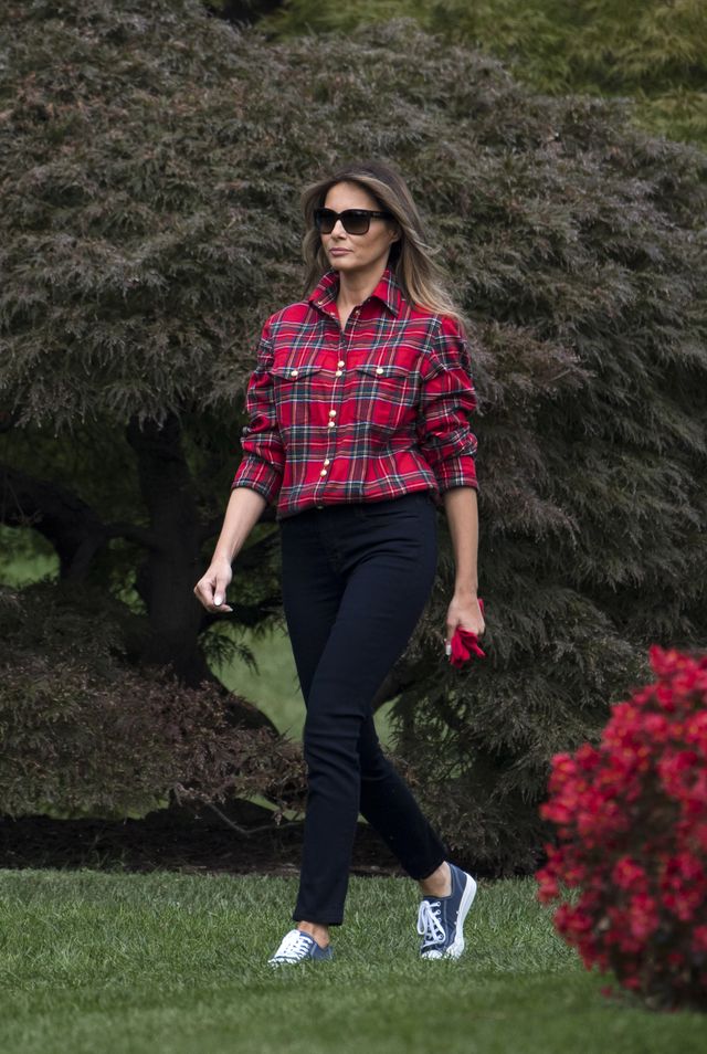 Melania Trump pracuje w ogrodzie, a wszyscy patrzą na jej... BUTY (ZDJĘCIA) Melania Trump pracuje w ogrodzie, a wszyscy patrzą na jej... BUTY (ZDJĘCIA)