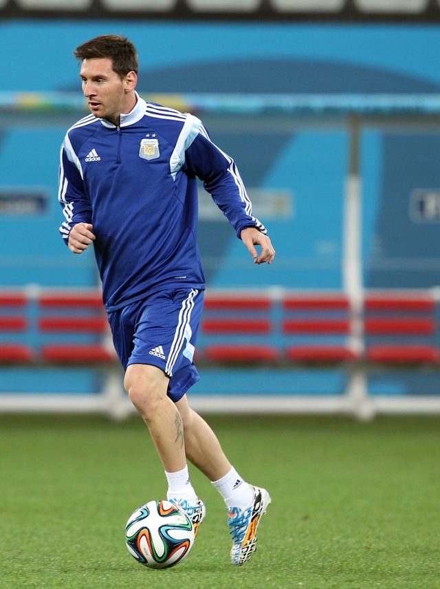 Leo Messi poruszony zdjęciem chłopca w koszulce z reklamówki Leo Messi poruszony zdjęciem chłopca w koszulce z reklamówki