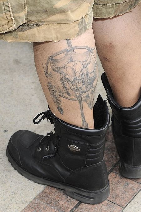 Kto nosi tatuaż ze zwierzęcą czaszką? (FOTO)