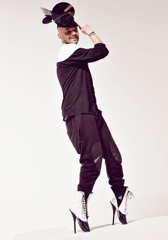 Michał Piróg pozował w szpilkach (FOTO) Michał Piróg pozował w szpilkach (FOTO)