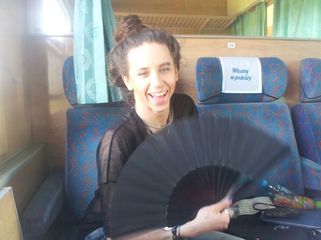 Michał Szpak w koczku i z wachlarzem (FOTO)