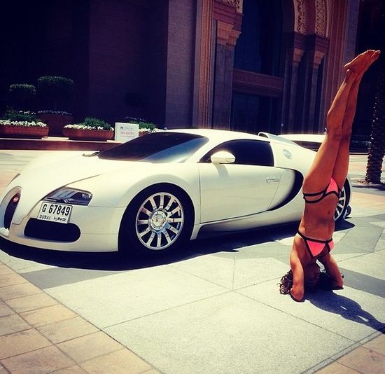 Ona czy fura - co bardziej przykuwa wzrok?