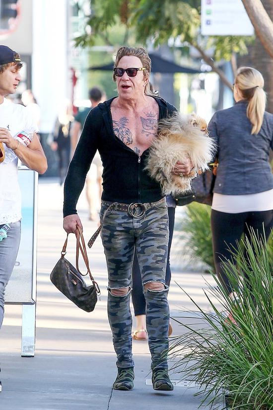 Nie, to nie kobieta paraduje po ulicy z pieskiem pod pachą i torebką (FOTO)