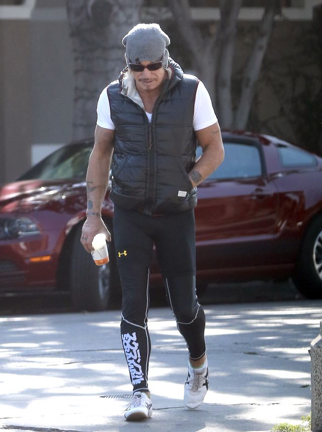  Mickey Rourke przyciąga wzrok tam, gdzie nie trzeba (FOTO)