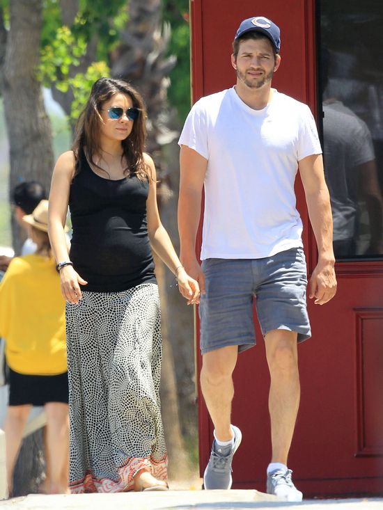 Ashton Kutcher porzucił ciężarną Milę Kunis?