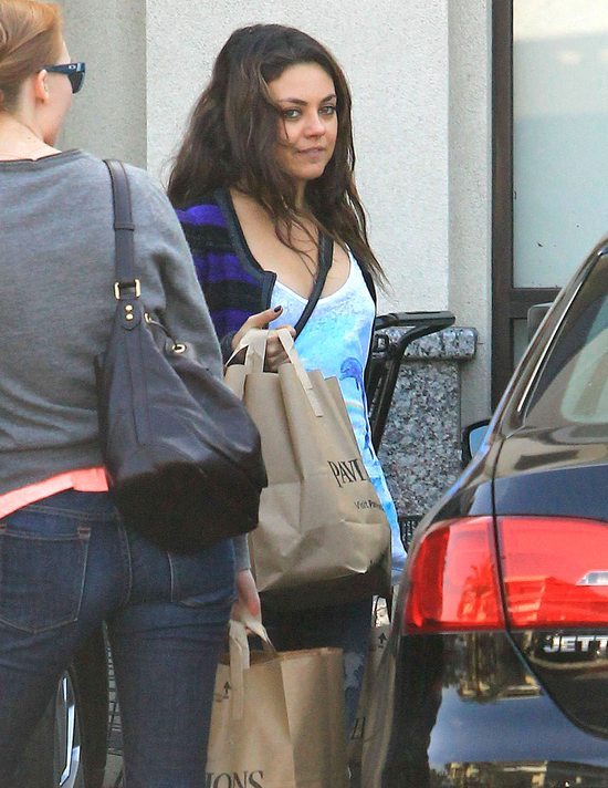 Mila Kunis na co dzień wygląda jak zwykła dziewczyna (FOTO)