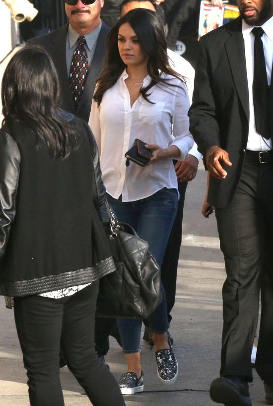 Mila Kunis - młoda, pracująca mama (FOTO) Mila Kunis - młoda, pracująca mama (FOTO)