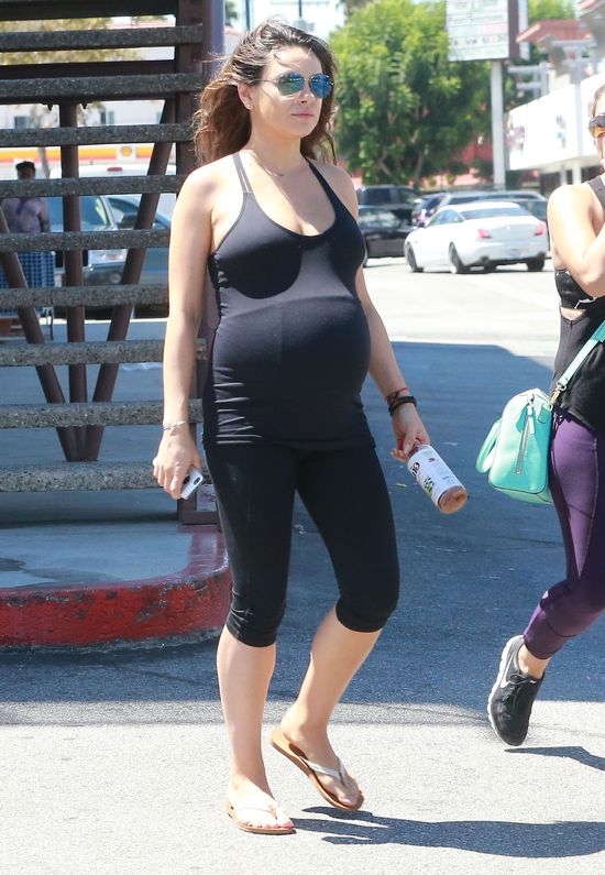 Mila Kunis w ciąży rezygnuje z biustonosza (FOTO)
