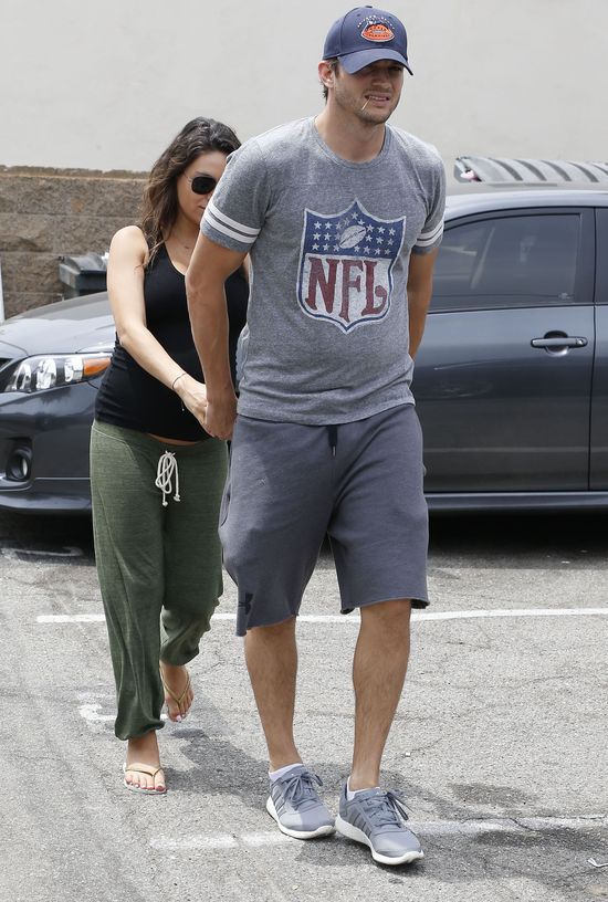 Ciężarna Mila Kunis ukrywa się za Ashtonem Kutcherem 
