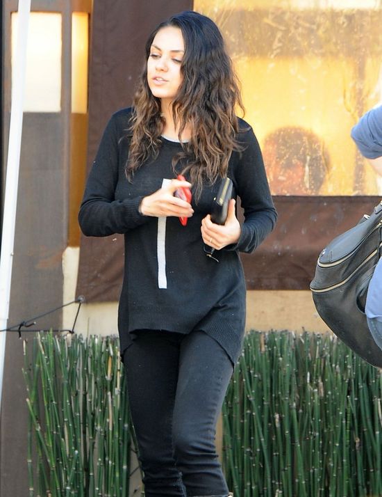 Naturalna Mila Kunis prezentuje swoje idelane ciało