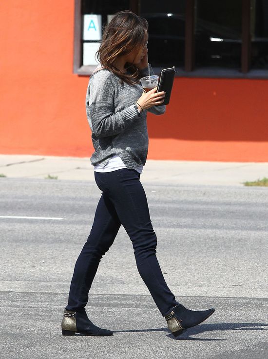 Mila Kunis podsyca plotki o swojej ciąży (FOTO)