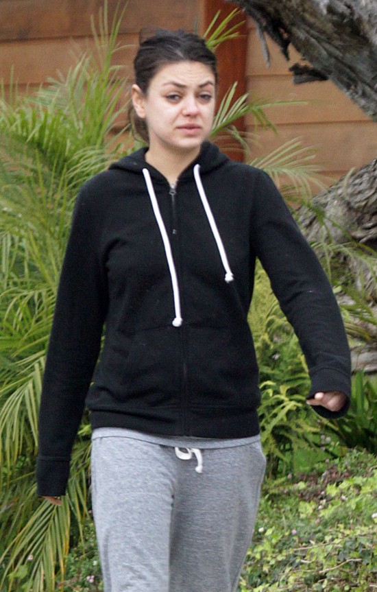 Co za różnica! Mila Kunis pozuje dla Marie Claire (FOTO)