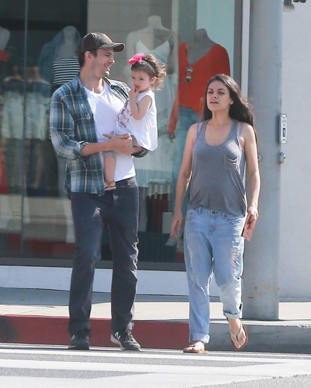 Rodzinne śniadanie Mili Kunis i Ashtona Kutchera (FOTO) Rodzinne śniadanie Mili Kunis i Ashtona Kutchera (FOTO)