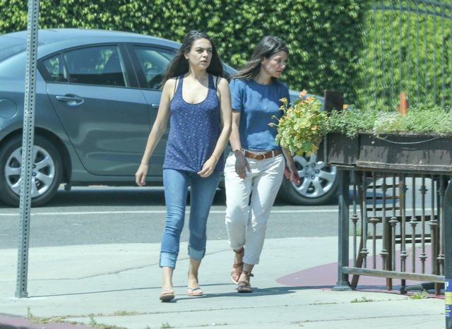 Mila Kunis - pierwsze zdjęcia z ciążowym brzuszkiem (FOTO)