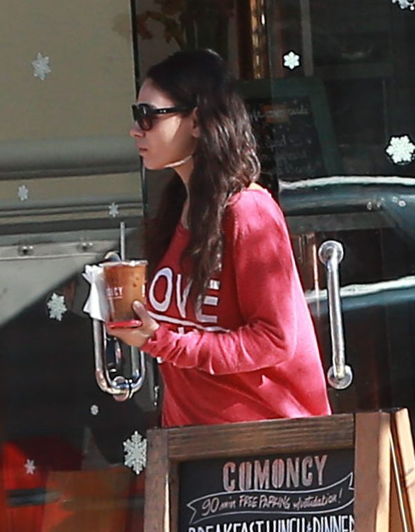 Mila Kunis chuda w dżinsach (FOTO)