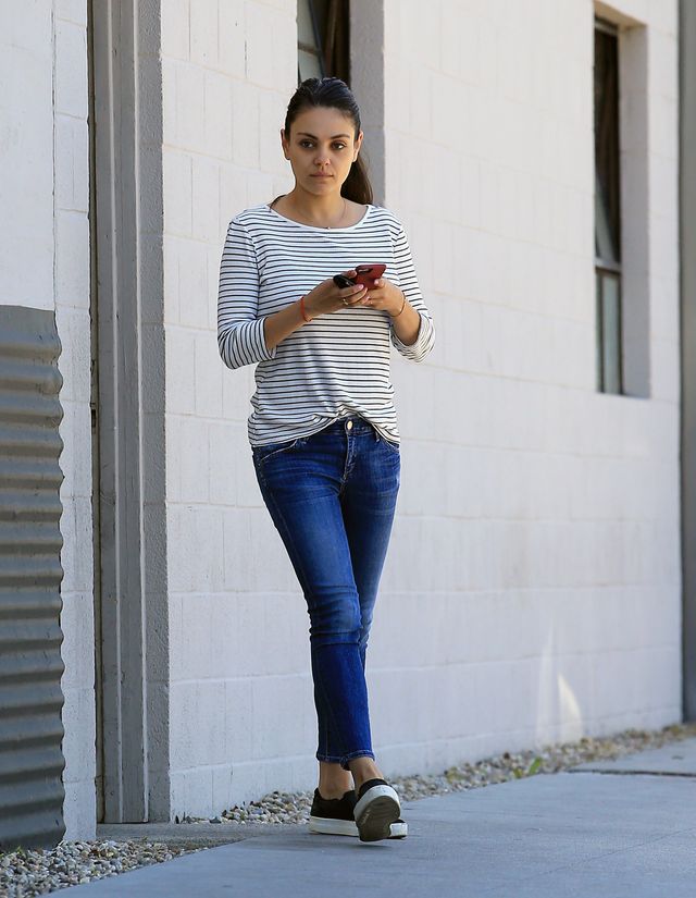 4 miesiące po porodzie Mila Kunis ma super FIGURĘ! (ZDJĘCIA) 4 miesiące po porodzie Mila Kunis ma super FIGURĘ! (ZDJĘCIA)