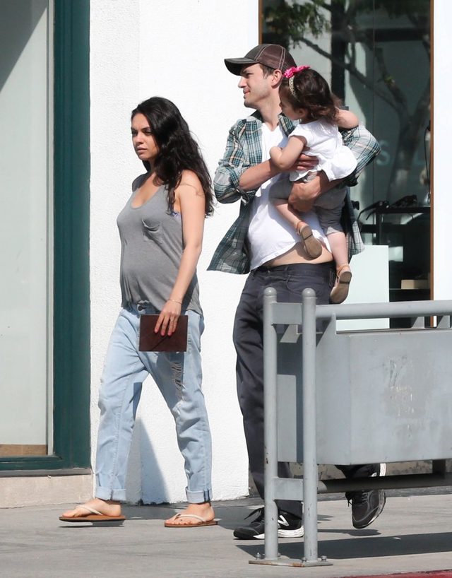 Rodzinne śniadanie Mili Kunis i Ashtona Kutchera (FOTO) Rodzinne śniadanie Mili Kunis i Ashtona Kutchera (FOTO)