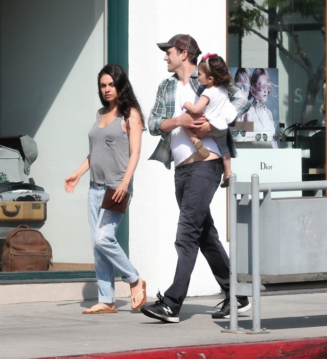 Rodzinne śniadanie Mili Kunis i Ashtona Kutchera (FOTO) Rodzinne śniadanie Mili Kunis i Ashtona Kutchera (FOTO)