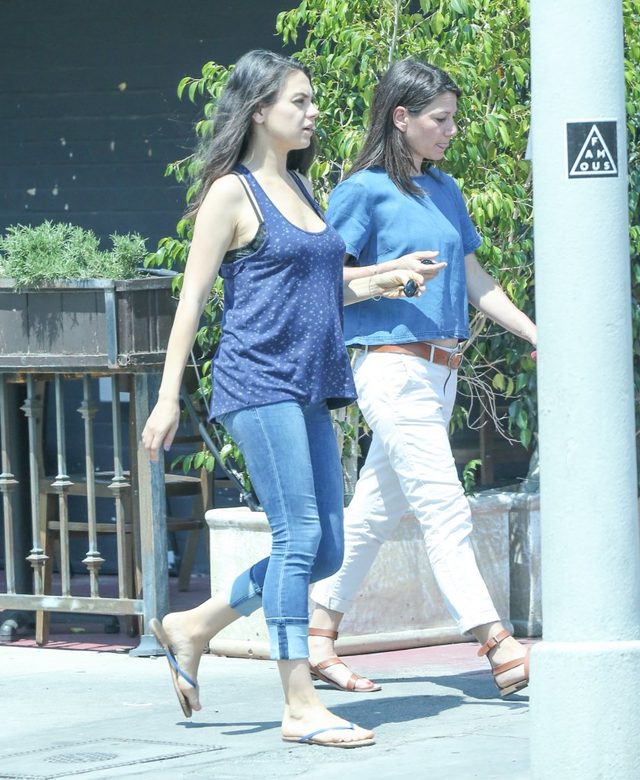 Mila Kunis - pierwsze zdjęcia z ciążowym brzuszkiem (FOTO)