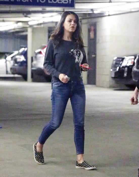 Mila Kunis nie była zachwycona widokiem paparazzi (FOTO)