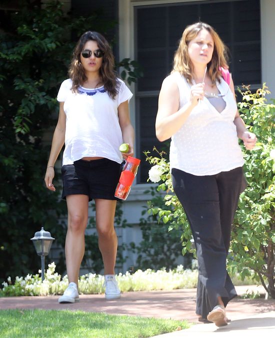 Mila Kunis już nie ukrywa ciążowego brzuszka (FOTO)