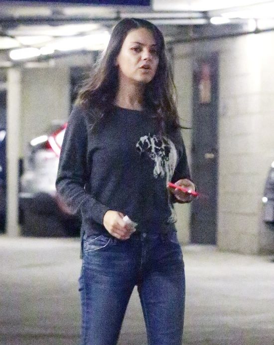 Mila Kunis nie była zachwycona widokiem paparazzi (FOTO)