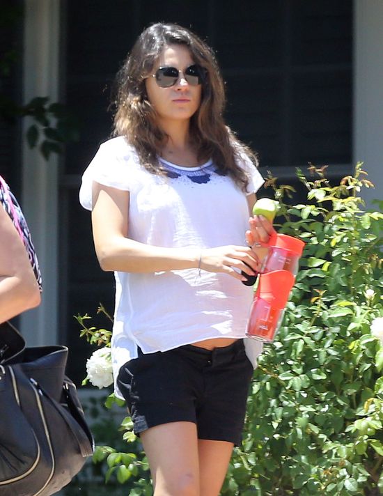 Mila Kunis już nie ukrywa ciążowego brzuszka (FOTO) Mila Kunis już nie ukrywa ciążowego brzuszka (FOTO)