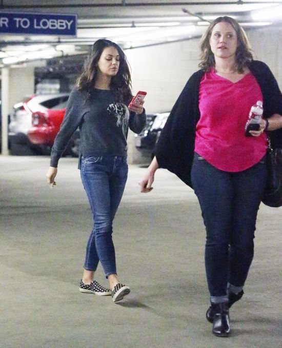 Mila Kunis nie była zachwycona widokiem paparazzi (FOTO)