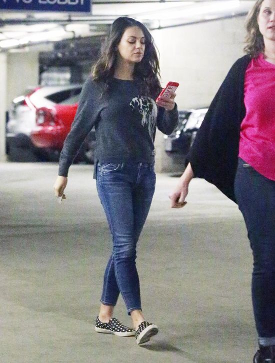 Mila Kunis nie była zachwycona widokiem paparazzi (FOTO)
