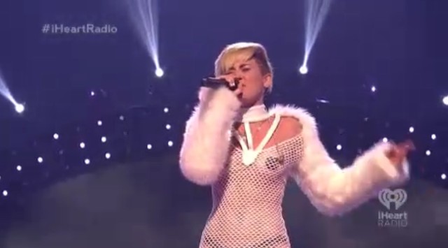 Miley Cyrus na scenie wystąpiła praktycznie TOPLESS (FOTO) Miley Cyrus na scenie wystąpiła praktycznie TOPLESS (FOTO)