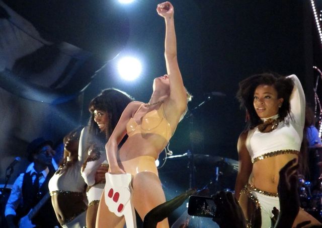 Miley Cyrus: Ważę 49 kg i mam płaski tyłek! Miley Cyrus: Ważę 49 kg i mam płaski tyłek!