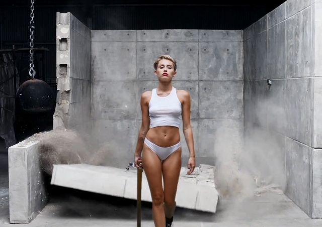 NAGA Miley Cyrus w teledysku do Wrecking Ball (VIDEO)