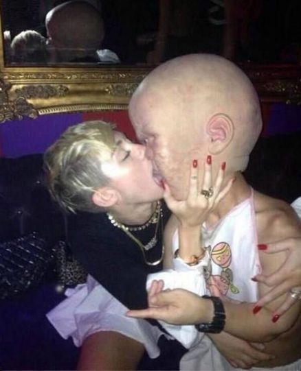 Co robi Miley Cyrus? (FOTO)  