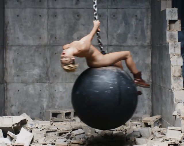 NAGA Miley Cyrus w teledysku do Wrecking Ball (VIDEO)