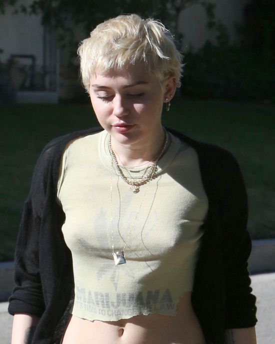 Fani do Miley: Wyglądasz jak prostytutka! (FOTO) Fani do Miley: Wyglądasz jak prostytutka! (FOTO)