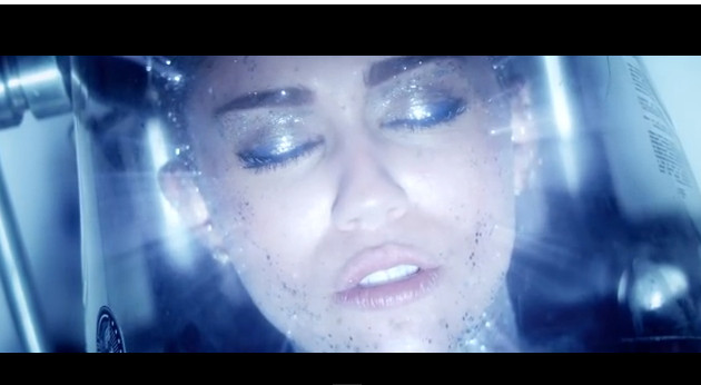 Miley Cyrus jako naga kosmitka w nowym teledysku Miley Cyrus jako naga kosmitka w nowym teledysku