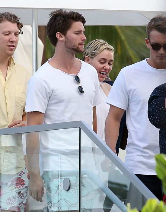 Miley Cyrus przyłapana z nowym chłopakiem (FOTO) Miley Cyrus przyłapana z nowym chłopakiem (FOTO)