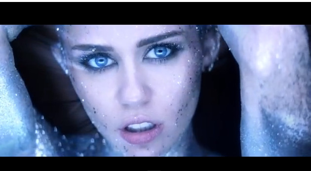 Miley Cyrus jako naga kosmitka w nowym teledysku Miley Cyrus jako naga kosmitka w nowym teledysku