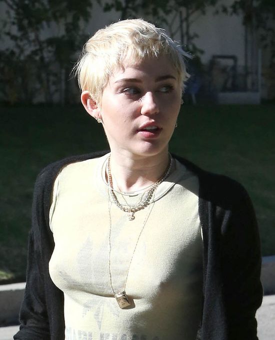 Fani do Miley: Wyglądasz jak prostytutka! (FOTO) Fani do Miley: Wyglądasz jak prostytutka! (FOTO)