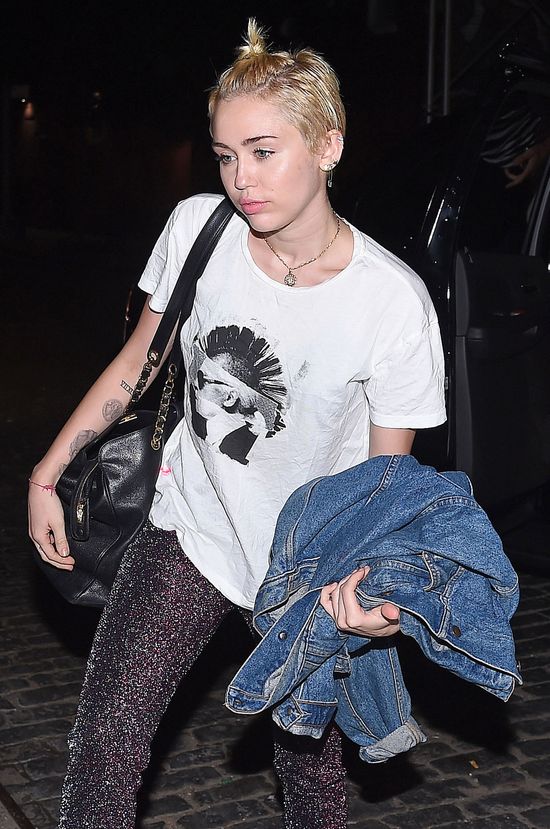 Imprezy i narkotyki odcisnęły piętno na twarzy Miley Cyrus 