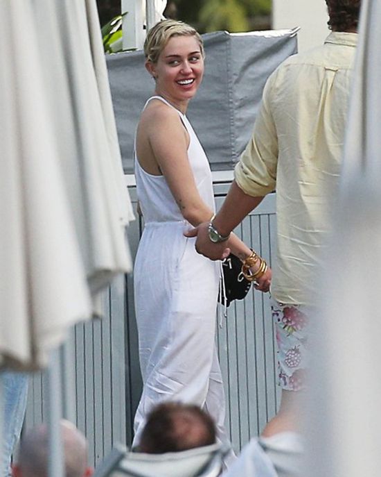 Miley Cyrus przyłapana z nowym chłopakiem (FOTO) Miley Cyrus przyłapana z nowym chłopakiem (FOTO)