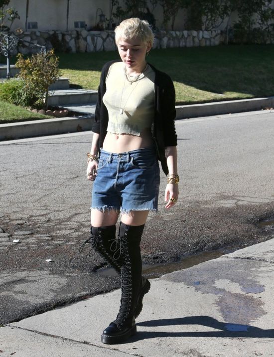 Fani do Miley: Wyglądasz jak prostytutka! (FOTO) Fani do Miley: Wyglądasz jak prostytutka! (FOTO)