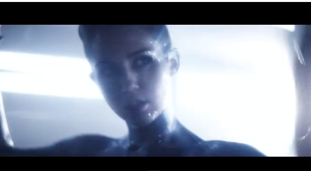 Miley Cyrus jako naga kosmitka w nowym teledysku Miley Cyrus jako naga kosmitka w nowym teledysku