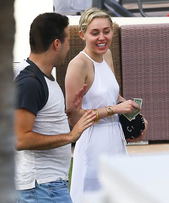 Miley Cyrus przyłapana z nowym chłopakiem (FOTO) Miley Cyrus przyłapana z nowym chłopakiem (FOTO)
