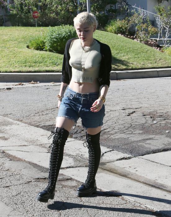 Fani do Miley: Wyglądasz jak prostytutka! (FOTO) Fani do Miley: Wyglądasz jak prostytutka! (FOTO)