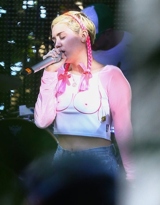 Swoich nie ma, więc nosi dorysowane (FOTO)