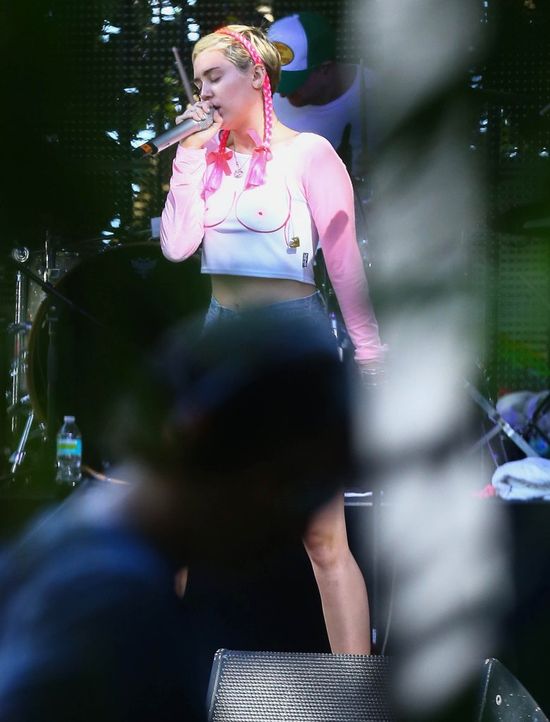 Swoich nie ma, więc nosi dorysowane (FOTO)